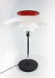 PH80 bordlampe designet af Poul Henningsen og fremstillet af Louis Poulsen.
