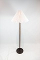 Gulvlampe i palisander af dansk design fra 1960erne.
5000m2 udstilling.