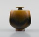 Berndt Friberg (1899-1981) for Gustavsberg Studiohand. Miniature vase i glaseret 
stentøj. Smuk glasur i brune nuancer. Midt 1900-tallet.
