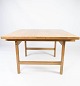 Sofabord i eg 
designet af Hans J. Wegner og fremstillet af PP Møbler. 

