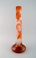 Kolossal antik Emile Gallé vase i matteret kunstglas med orange overfang 
udskåret i form af blomster og bladværk. Japanisme,  1890