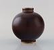 Art deco Rörstrand vase in glazed ceramics. Beautiful ox blood glaze and 
hand-painted gold decoration. Mid-20th century.
