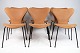 Serie 7™ 3107 80th jubilæums model fuldpolstret stol i slebet Walnut læder med 
stel i sort pulverlakeret stål.
Flot stand
