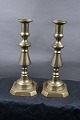 Pair of English brass candlesticks 21cm on squared 

stand from the 19th century.