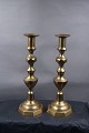 Pair of English brass candlesticks 28cm on 8 
angular stand from the 19th century.