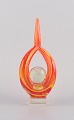 Murano, Italien, skulptur i mundblæst farvet glas.
Modernistisk design. Kunstglas i gult og orange, kugle i klart glas med 
luftbobler indvendigt.