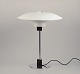 L'Art 
præsenterer: 
Poul 
Henningsen for 
Louis Poulsen, 
4/3 bordlampe 
med hvide 
metalskærme.