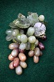 Decorative, old bunch of grapes in colored jade. 
H: 12cm. L: 24cm.