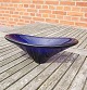 Holmegård kunstglas, oval bordskål i mørkeblåt 
glas