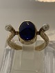 Antik Huset 
præsenterer: 
14 karat 
guld, Dame ring 
Blå sten & 
Perler.
Ring størrelse 
52.