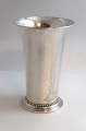 Lundin Antique 
præsenterer: 
Georg 
Jensen. 
Sterling 
sølvvase 
hammerslået. 
Model 107. 
Højde 13,5 cm. 
Produceret ...