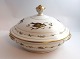 Lundin Antique 
præsenterer: 
Royal 
Copenhagen. 
Rundt lågfad 
med fuglemotiv. 
Diameter 23 cm. 
Højde 15 cm. 
...