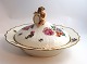 Lundin Antique 
præsenterer: 
Royal 
Copenhagen. 
Saksisk blomst. 
Rundt lågfad. 
Højde 17 cm. 
Diameter 28 cm. 
...