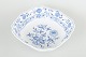 L'Art presents: 
Meissen
Square bowl, 
“Blue Onion” 
pattern, early 
20th century.
