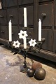K&Co. 
præsenterer: 
Antik , 
fransk 
lysestage i 
mørk patineret 
bronze , 
dekoreret med 3 
gamle hvide 
glas 
blomster...