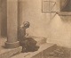 Peter Ilsted 
(1861–1933)
“Pige ved 
søjle”.
Mezzotinte.