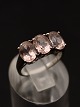 9 karat 
hvidguld ring 
med 3 let pink 
stene