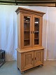 Antik Pjot præsenterer: Skab med vitrineoverdel Kr. 3200,-