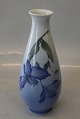Klosterkælderen præsenterer: 2919-4055 Kgl. Vase Blå Klematis Blomst 19 cm Kongelig Dansk Porcelæn