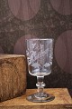 K&Co. præsenterer: Fint gammelt mundblæst fransk souvenir vin glas med graveret skrift"Souvenir"...
