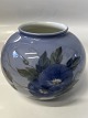 Royal Copenhagen vase med blomster.Dekoration Nr. ...