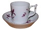 Antik K præsenterer: Royal CopenhagenAntik kaffekop med purpur blomster, grønne blade og gulddekoration fra ...