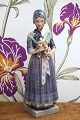 K&Co. præsenterer: Dahl Jensen porcelæns figur af Havdrup pige i dansk folkedragt med lille hund.DJ-1144...