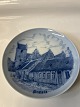 Antik Huset præsenterer: Bing & Grøndahl, platte med motiv af Præstø by. Ø:. 18 cm.