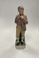 Danam Antik præsenterer: Royal Copenhagen Overglasur Figur af ung mand fra Horne No. 12230