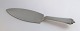 Lundin Antique præsenterer: Georg Jensen. Pyramide. Kagespade i sølv (830). Længde 23 cm. Produceret 1931.