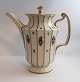 Lundin Antique præsenterer: Royal Copenhagen. Henriette. Kaffekande. Model 444-8502. Højde 24 cm. (1 sortering).