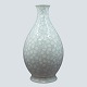 Antik Damgaard-Lauritsen præsenterer: Bing & Grøndahl; Art nouveau vase af porcelæn med floralt mønster i hvid ...