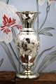 K&Co. præsenterer: Antik , fransk 1800 tals vase i fattigmandssølv dekoreret med håndmalet blomster motiv...