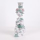 Osted Antik & Design præsenterer: Bjørn Wiinblad Figur Nr. 93 i Grøn og Lyserød Keramik med Blomstermotiv