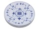 Antik K præsenterer: Musselmalet Riflet HotelporcelænFlad middagstallerken med logo 24,4 cm. #2244