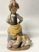 Antik Huset præsenterer: Lladro, Spansk figur: Pige med hund.Højde 24,5 cm.