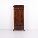 Osted Antik & Design præsenterer: Antikt Sølvtøjsskab i Håndpoleret Mahogni med Løvefødder, 1860’erne