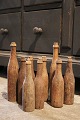 K&Co. præsenterer: Dekorative , gamle kegler i træ med en super fin patina...