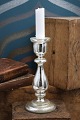 K&Co. præsenterer: Antik, 1800 tals lysestage i mundblæst fattigmandssølv. H: 19cm.