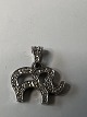 Antik Huset præsenterer: Elefant Vedhæng, i 14 Kt. hvidguld med indlagte diamanter.Højde 1,7 cm.
