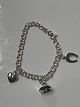 Antik Huset præsenterer: Bismark Pige armbånd med charms i sølv.Længde 14 cm.