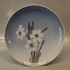 Klosterkælderen præsenterer: 0029-1125 Dekorativ vægplatter 25.5 cm Hvide blomster Kongelig Dansk Porcelæn