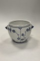 Danam Antik præsenterer: Royal Copenhagen Musselmalet Riflet Urtepotteskjuler No. 125