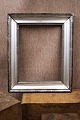 K&Co. præsenterer: Fransk 1800 tals sølv ramme med fin gammel patina. Yder mål : 29x35cm...