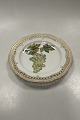 Danam Antik præsenterer: Royal Copenhagen Privat Malet Flora Danica Frugttallerken No. 3554