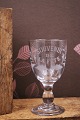 K&Co. præsenterer: Gammelt fransk souvenir vin glas med graveret skrift og dekorationer "Souvenir De La Feté"