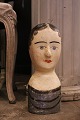 Dekorativt , antikt fransk paryk hoved ( Millinerey head ) fra 1800 tallet i bemalet pap-maché