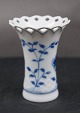 Blåmalet med blondekant porcelæn. Kuvert vase nr. 171