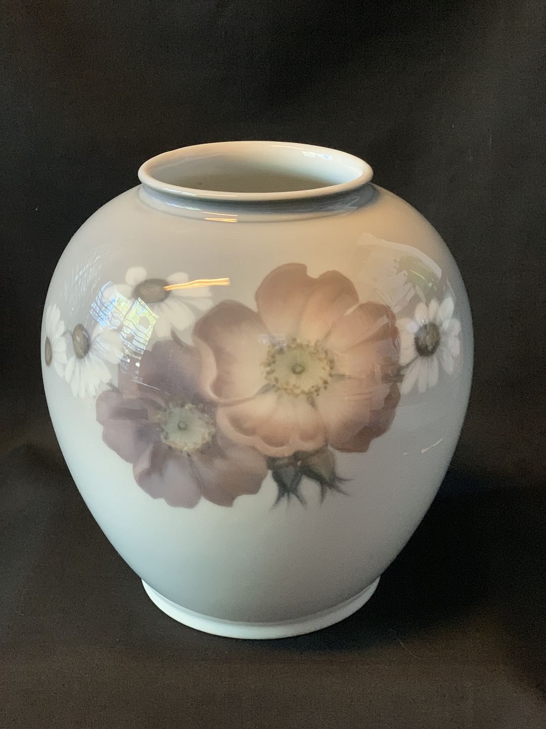 tonehøjde Planlagt Beregn Antik Huset - Din Antikbutik i Glostrup - Royal Copenhagen Blomster vase  2658/35A * Højde. 21 cm. - Royal Copenhagen Blomster vase 2658/35A * Højde.  21 cm.