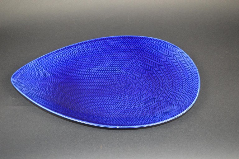 Large Rörstrand dish in porcelain, Hertha Bengtson, "blue eld".